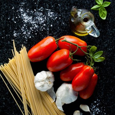 siyah misketi sitesinde maddeler: olgun domates, zeytin yağı ve garl