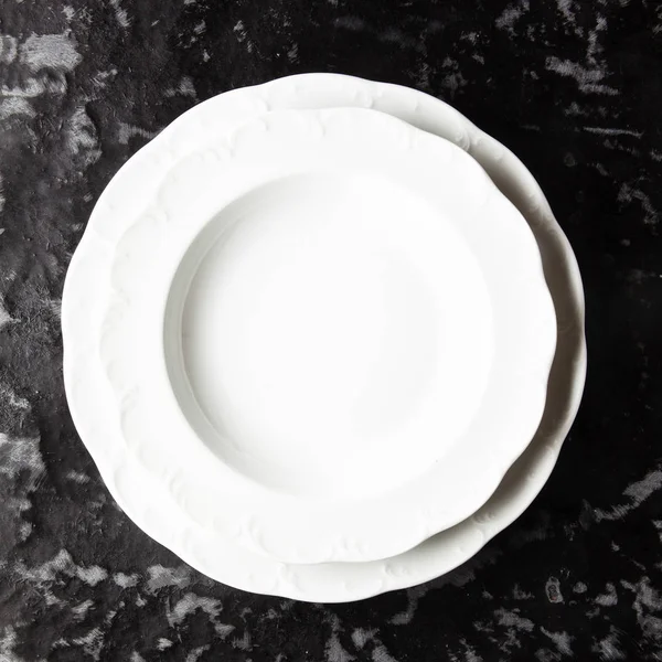Empty Plate on a dark background. copy space. space for writing — Stock Photo, Image