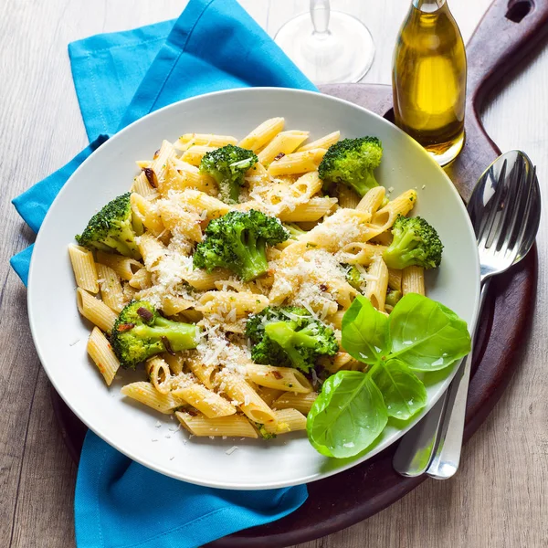 Penne pasta met broccoli en Parmezaanse kaas. met witte wijn . — Stockfoto