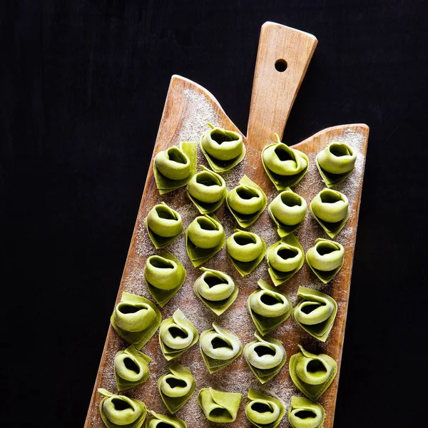 Ravióli. tortellini italiano verde com espinafre e ricota em um — Fotografia de Stock
