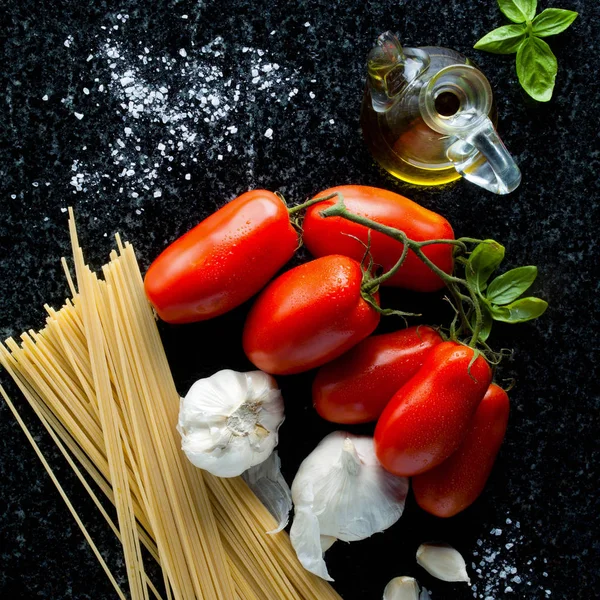 siyah misketi sitesinde maddeler: olgun domates, zeytin yağı ve garl