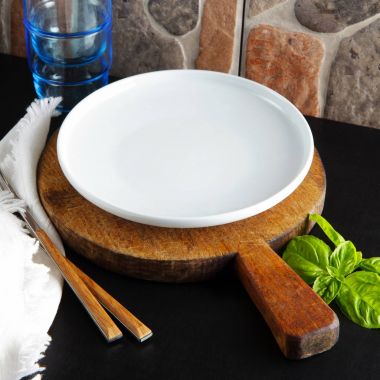 bir tabağa tablo, fesleğen yaprakları ve gözlük. Yemek vakti