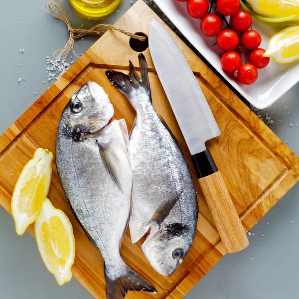 Кулінарний фон, риба на сірій дошці, вид зверху. свіжий сирий — стокове фото