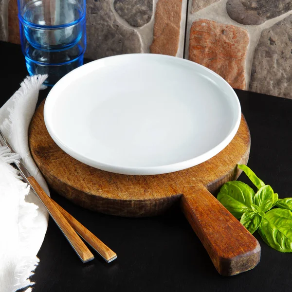 bir tabağa tablo, fesleğen yaprakları ve gözlük. Yemek vakti