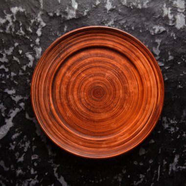 Boş plaka karanlık bir arka plan üzerinde. kopya alanı. Uzay yazmak için 