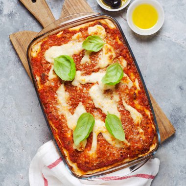 Klasik vejetaryen lazanya gri taş zemin üzerine