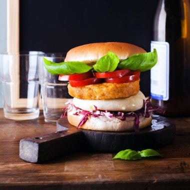 hamburger ve bira kesme tahtası üzerinde