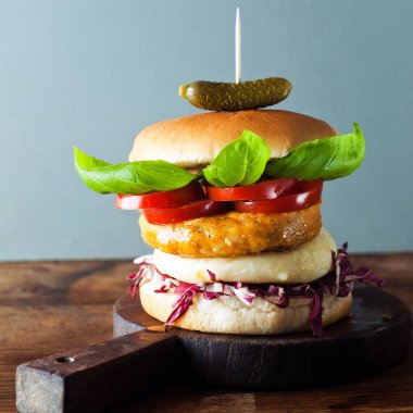 Taze hamburger closeup kesme tahtası üzerinde. ahşap masa.