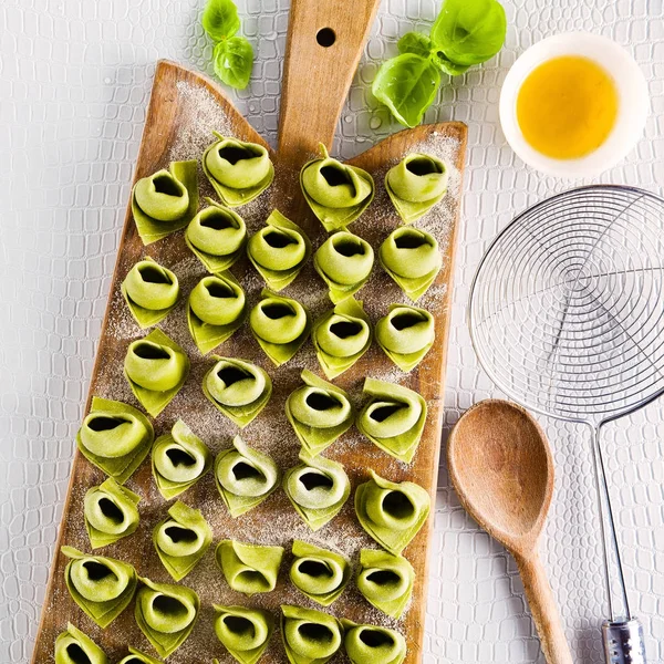 Tortellini verde com espinafre e ricota antes de ferver. Fios brutos — Fotografia de Stock