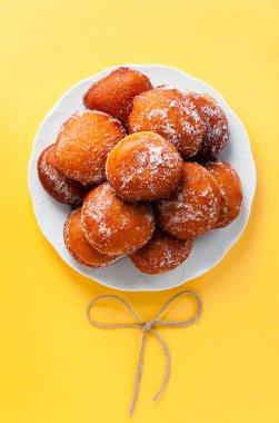 reçel, marmelat veya krem bir tabakta donut dolu