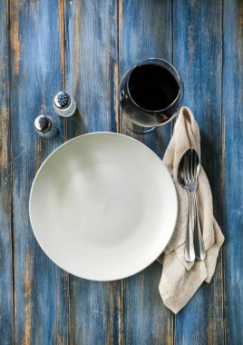 eski püskü panoları ve glas ahşap bir arka plan üzerinde boş levha