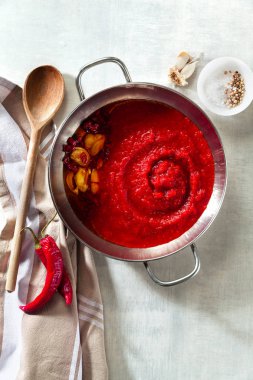 İtalyan domates o bir tavada sarımsak ve aromatik ile sos