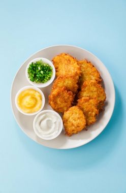 Patates gözlemesi, Latkeler veya boxty ve ekşi krema, yog üzerinden soslar