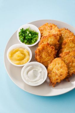 Patates gözlemesi, Latkeler veya boxty ve ekşi krema, yog üzerinden soslar