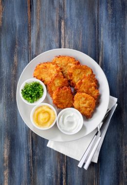 Patates gözlemesi, Latkeler veya boxty ve ekşi krema, yog üzerinden soslar