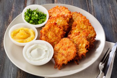Patates gözlemesi, Latkeler veya boxty ve ekşi krema, yog üzerinden soslar