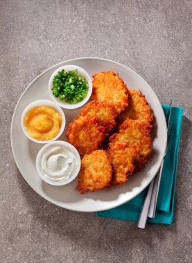 Patates gözlemesi, Latkeler veya boxty ve ekşi krema, yog üzerinden soslar
