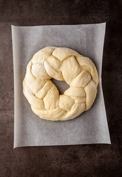 Preparação do pão chalá trançado redondo — Fotografia de Stock