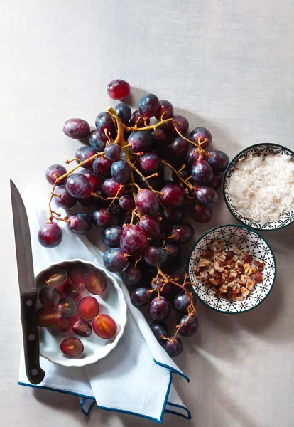 Ingredientes para torta vegan de uvas e farinha de coco e neblina — Fotografia de Stock