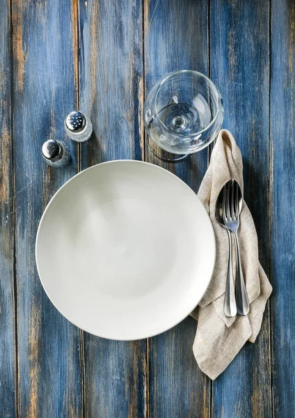 Tom tallrik på en trä bakgrund av gammal shabby brädor och glas — Stockfoto