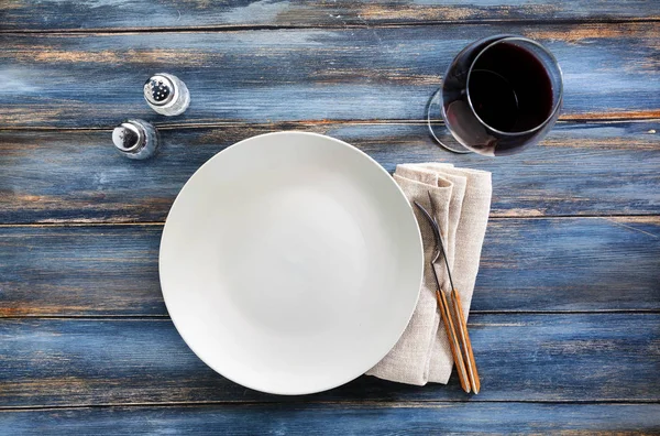 Tom tallrik på en trä bakgrund av gammal shabby brädor och glas — Stockfoto