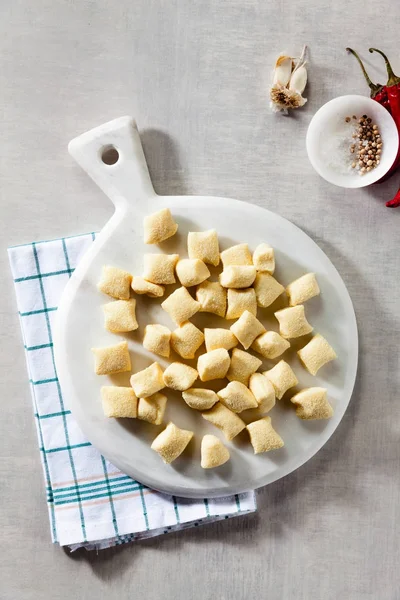 Beyaz mermer boyutunda bir tahta üzerinde ham İtalyan gnocchi. ev yapımı Mediterran — Stok fotoğraf