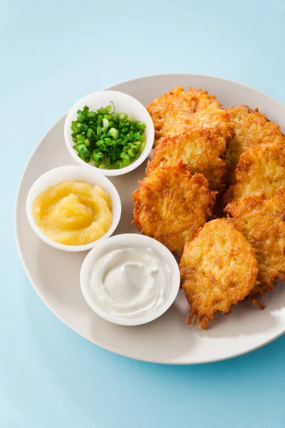 Bramboráky, latkes nebo boxty a omáčky ze zakysané smetany, yog — Stock fotografie