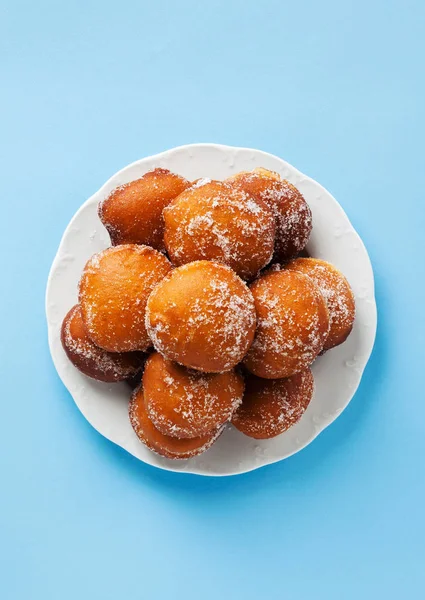 Round jelly doughnut sufganiyah for Hanukkah, Jewish holiday com — Stock Photo, Image