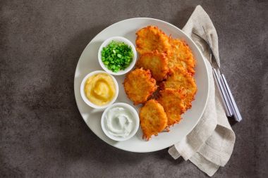 Patates gözlemesi, Latkeler veya boxty ve ekşi krema, yog üzerinden soslar