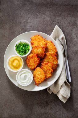 Patates gözlemesi, Latkeler veya boxty ve ekşi krema, yog üzerinden soslar