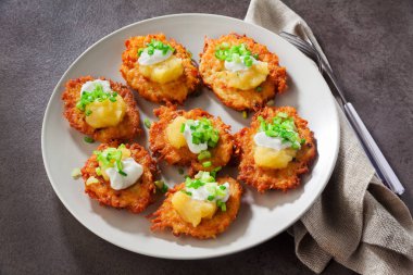 Patates gözlemesi, Latkeler veya boxty ve ekşi krema, yog üzerinden soslar