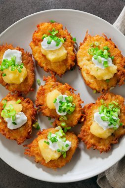 Patates gözlemesi, Latkeler veya boxty ve ekşi krema, yog üzerinden soslar