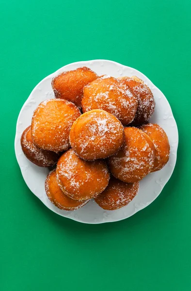 Round jelly doughnut sufganiyah for Hanukkah, Jewish holiday com — Stock Photo, Image