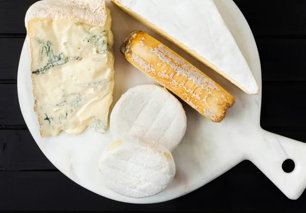 Différents types de fromage italien sur un sanglier de coupe en marbre blanc — Photo
