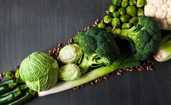 yeşil ve beyaz sebze ve fındık siyah bir taş tablo. iyileşmek