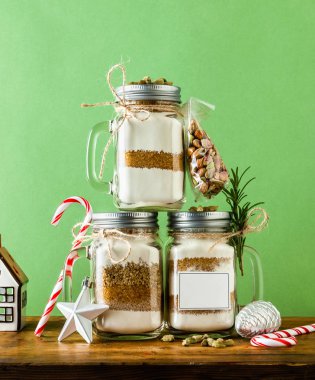 un, şeker, bir kavanoza pişirme için fındık karışımı. Noel ruh t