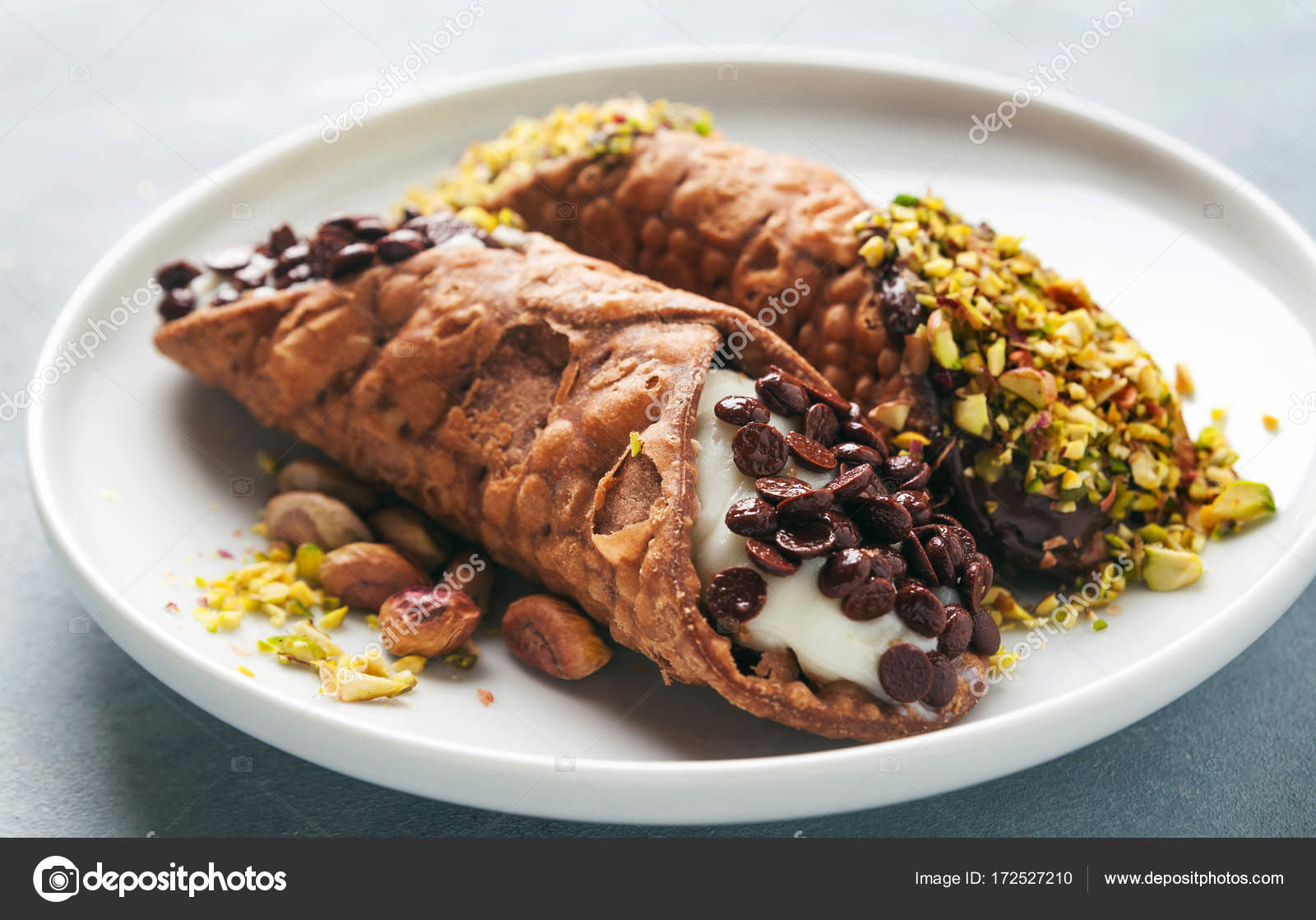 Cannoli con ricotta, chocolate y pistachos. Pasteles italianos — Foto de  stock #172527210 © IriGri, image size:1600x1118