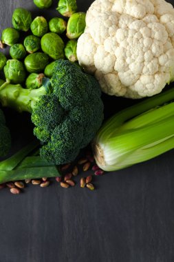 yeşil ve beyaz sebze ve fındık siyah bir taş tablo. iyileşmek