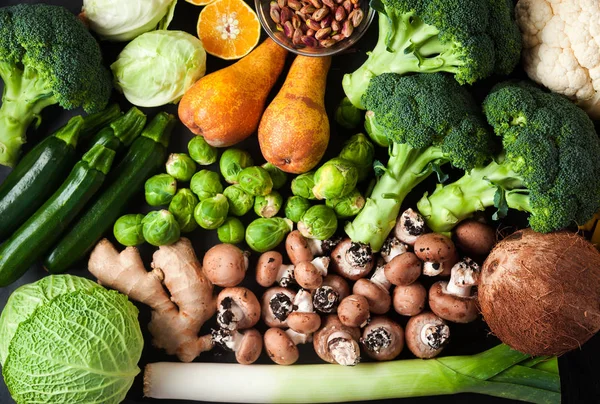 Montón de verduras frescas y maduras, frutas y champiñones. Alimentación ba —  Fotos de Stock