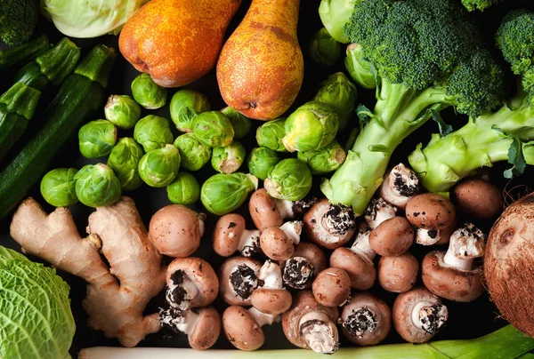 Montón de verduras frescas y maduras, frutas y champiñones. Alimentación ba —  Fotos de Stock