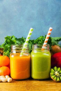 Taze meyve smoothies çeşitli renk ve tadı harmanlanmış 