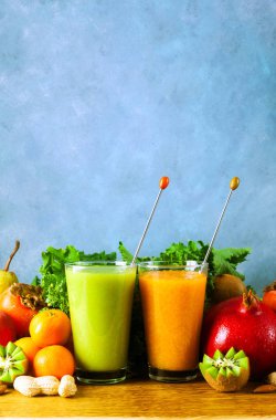 Taze meyve smoothies çeşitli renk ve tadı harmanlanmış 