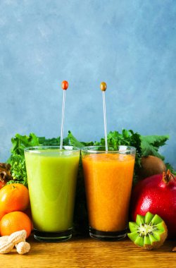 Taze meyve smoothies çeşitli renk ve tadı harmanlanmış 