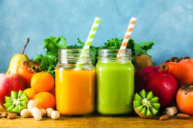 Taze meyve smoothies çeşitli renk ve tadı harmanlanmış 