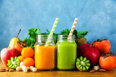 Taze meyve smoothies çeşitli renk ve tadı harmanlanmış 