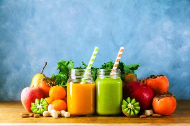 Taze meyve smoothies çeşitli renk ve tadı harmanlanmış 