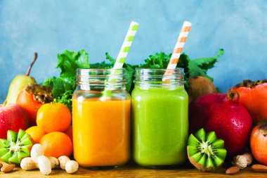 Taze meyve smoothies çeşitli renk ve tadı harmanlanmış 