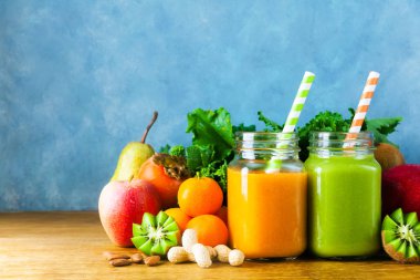 Taze meyve smoothies çeşitli renk ve tadı harmanlanmış 