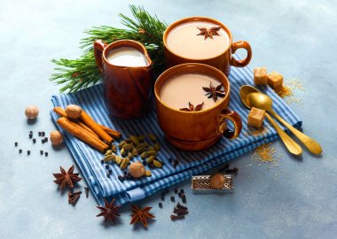 Masala çay chai latte geleneksel sıcak Hint çay töreni sw