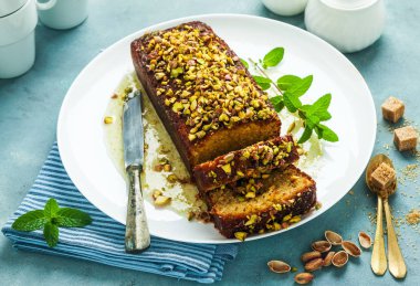 Kek, yoğurt, kakule ve antep fıstığı ile çay somun. blu üzerinde bac